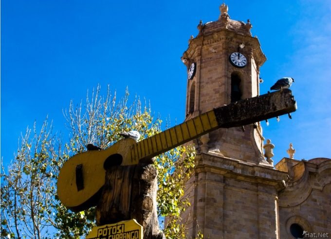 el origen del charango es potosi, donde se origina el rimto del instrumento charango